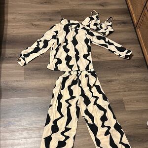 Stylish Black and Cream Wavy Pattern Set